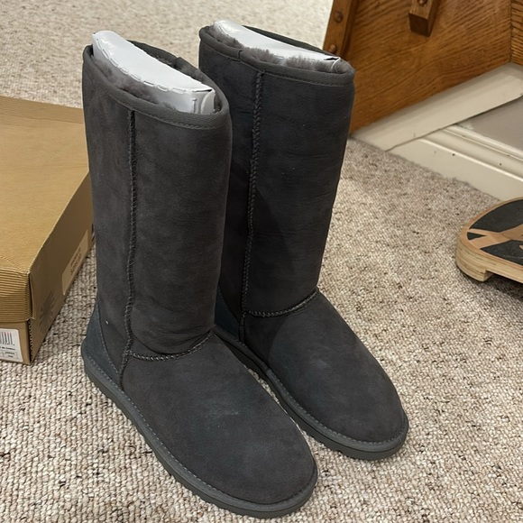 UGG classic tall size 6 brand new with box - Picture 2 of 5